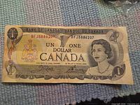 Obverse showing denomination, bilingual text, serial number BFJ5886207, Queen Elizabeth II portrait