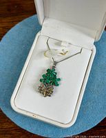 Pendant necklace in presentation box