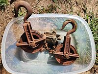 Overview of both pulley blocks and chain in tub