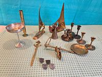 Full lot overview showing all brass items on table