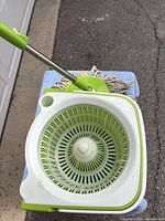 bucket interior and wringer mechanism