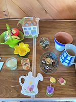 Overview of all ceramics and glass items on table