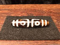 Side view showing concentric circle and banded pattern on bead