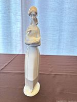 Full view of Lladró figurine front