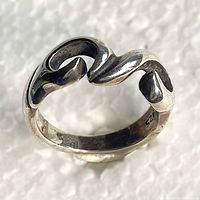 Ring full view showing wave design