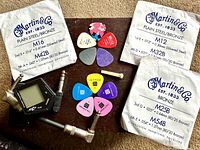 Overview of strings, picks, tuner, adapter and small parts