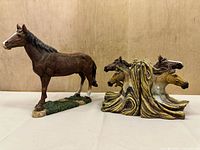 Horse figurine and both bookends front view