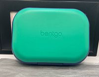 Top view showing Bentgo logo and overall color