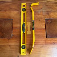 Level and wrecking bar full view on table