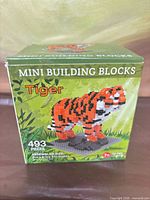 Front of box showing brand, model name and piece count
