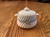 Sugar bowl front with lid on