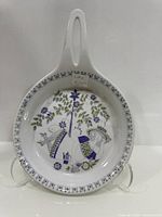 Front view showing full tray with handle and pattern