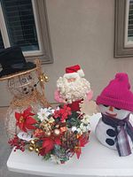 All four holiday decor items on table