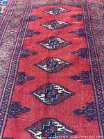 Close-up of center field gul motifs