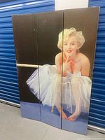 Front view of divider showing seated Monroe image