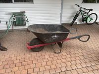 Side view showing Garant logo, poly tray, red frame, pneumatic tire