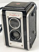 Front view showing twin-lens layout, model plate and Kodet lens