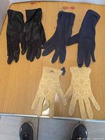Overview of three glove pairs: black, navy, beige crochet