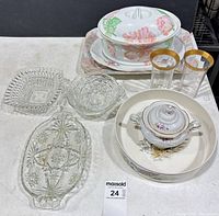 Full lot overview showing all glass and porcelain pieces