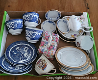 Overview of assorted porcelain pieces in box