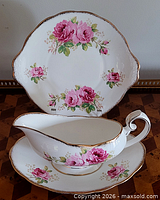 Cake plate, gravy boat, underplate view