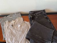 Overview of Everlane jeans and three grey t-shirts