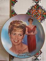 Front of plate showing Princess Diana portraits and gold rim