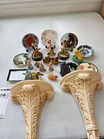 Full lot overview with sconces, plates, figurines
