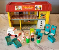 Full set layout: building, ambulance, figures, beds, wheelchairs, cradle