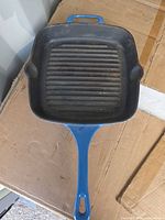 Top view showing ridged cooking surface, integrated handle, and pour spouts