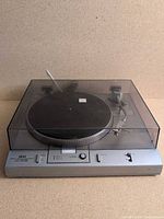 Turntable with closed dust cover
