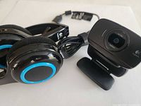 Webcam, headset, cable and ear pads overview