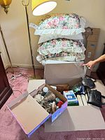 Overall lot: pillows, lamp, boxes of decor