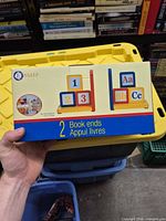 Front of retail box showing Elite Classics wooden block bookends, bilingual labeling