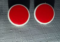 front view showing red discs with white rims