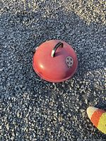 Closed view showing red lid with handle and vent dial