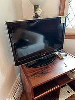 Front view of Samsung 32-inch TV on stand