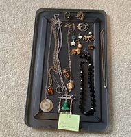 Overview of all jewelry pieces on tray