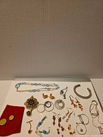 Overview of all jewellery items and buttons on display