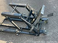 Overall view of Larin hydraulic scissor lift showing frame, pedal, casters and support pads