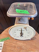 Front view of Hanson kitchen scale showing dial and tray