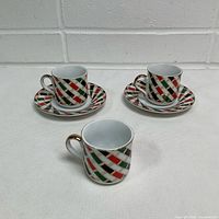 Front view of three cups and two saucers showing pattern