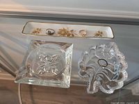 Overview of two glass dishes, porcelain tray and rings