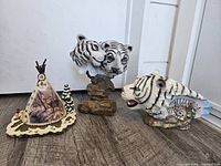 Overall lot: teepee sculpture and two white tiger figurines