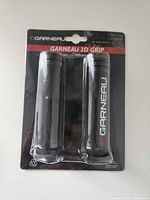 Front of sealed retail package showing two grips and Garneau 2D branding