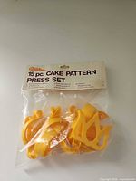 Front view of package with visible yellow presses and Wilton header card