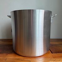 Front view of aluminum stock pot