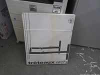 Front of sealed box showing illustration and labeling tréteaux archi