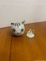 Overall view of both cat figurines