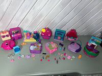 Overall view of closed compacts and loose accessories